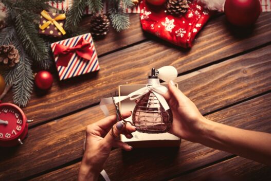 Kvinde der pakker en parfume ind til en julekalender